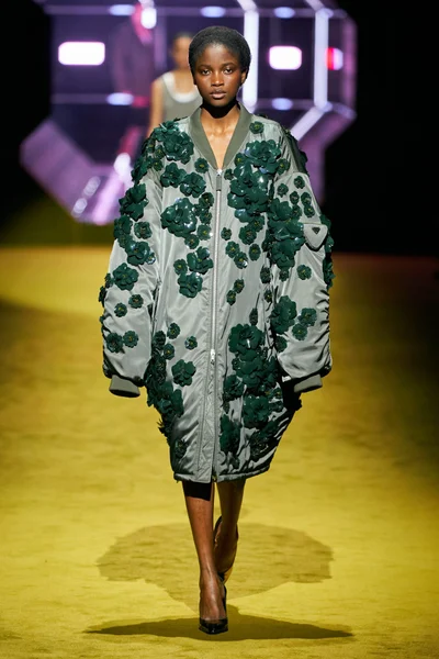 Look 18